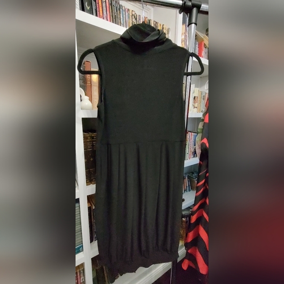 Elegant Black Women's Skirt - Picture 2 of 3